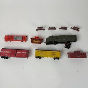 5 HO Scale Train Cars & Engine Lot For Parts/As-Is